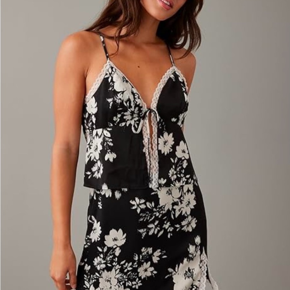 Cropped Floral Lace Trim Tie-Front Cami Tank Top